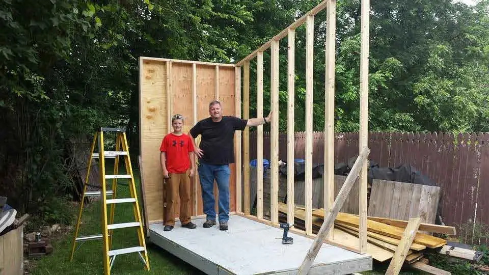 À 13 Ans, Il Construit Sa Mini-Maison dans le Jardin