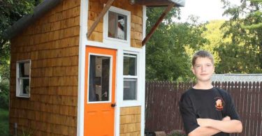 À 13 Ans, Il Construit Sa Mini-Maison dans le Jardin