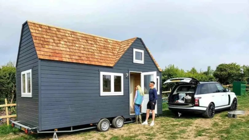 Ce couple qui ne pouvait pas acheter une maison a construit une petite maison pour moins de 35 000 €