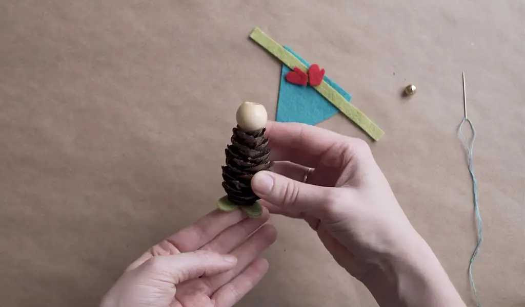 Créez vos propres lutins de Noël avec des pommes de pin