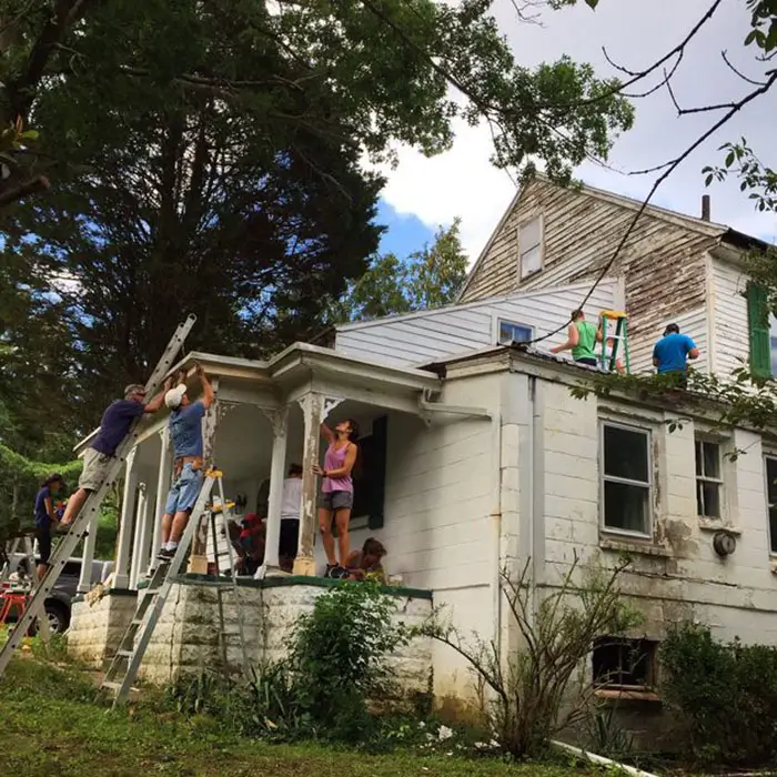 De gentils voisins ont rénové et peint la maison d’un professeur retraité