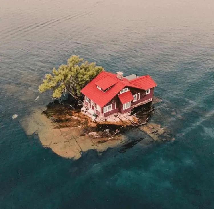 Découvrez la plus petite île du monde pouvant accueillir une seule maison