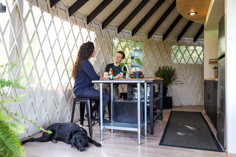 Un couple transforme une tente en maison de rêve en 6 mois