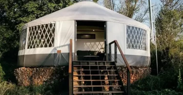 Un couple transforme une tente en maison de rêve en 6 mois