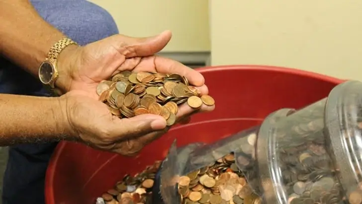 Un homme a collecté des centimes pendant 45 ans et la somme d'argent a laissé la banque sans voix