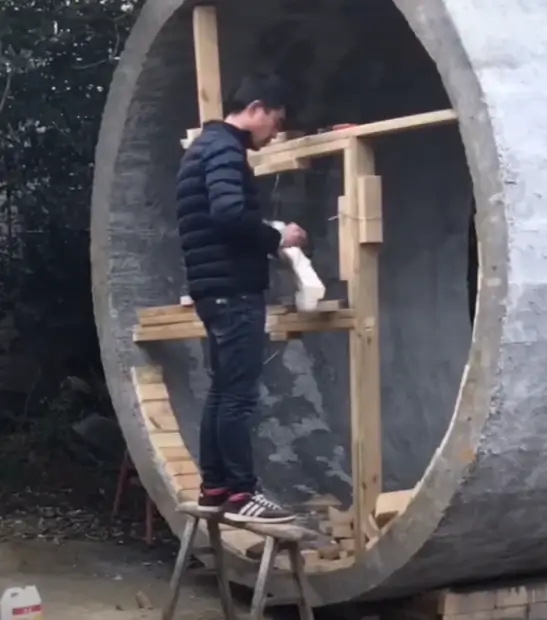 Un jeune homme transforme un tuyau en béton en une inсroyable maison-сabane
