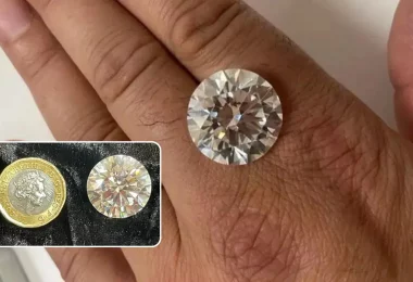 Une femme choquée découvre que le diamant qu'elle a presque jeté à la poubelle vaut 2 millions de livres sterling
