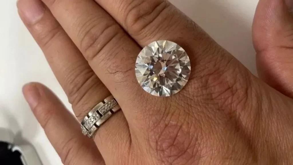 Une femme choquée découvre que le diamant qu'elle a presque jeté à la poubelle vaut 2 millions de livres sterling