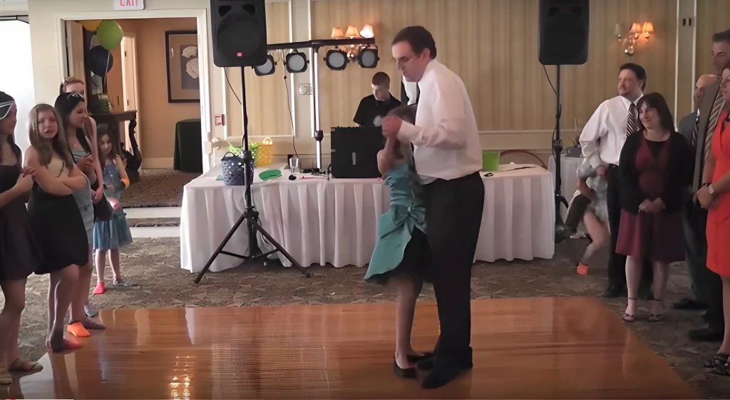 Une petite fille devient célèbre sur Internet lorsqu'elle essaie d’emmener son père danser