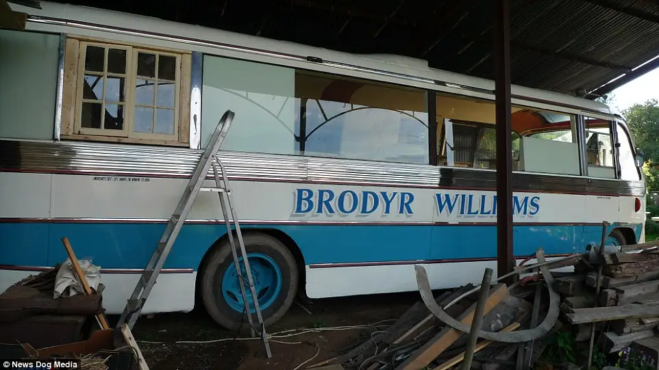 Ancien bus transformé en une maison de famille accueillante et chaleureuse