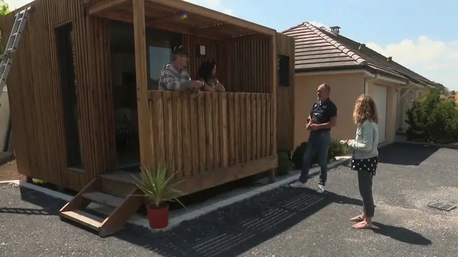 Il construit une habitation dans son jardin pour éviter à son père de 83 ans la maison de retraite