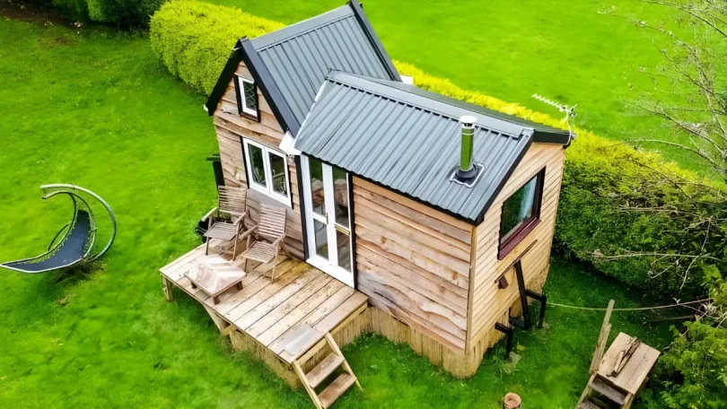 Un étudiant britannique construit une maison pour seulement 8 000 euro afin de se débarrasser des soins parentaux